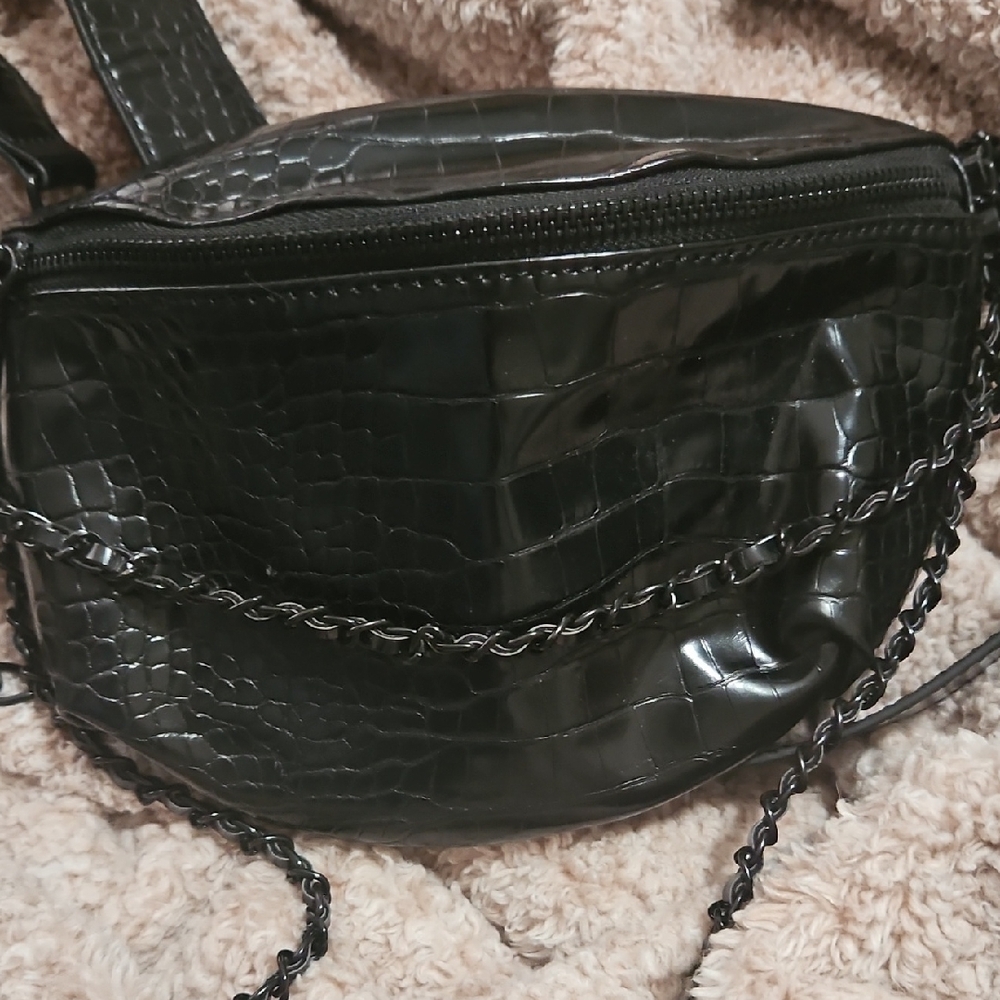 Elegant Black Croc-Embossed Women's Bag
